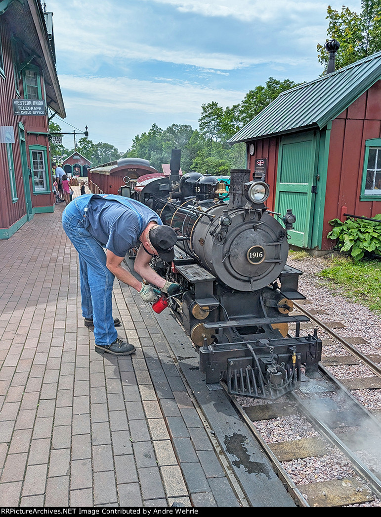 Engineer Ken oils R&GN 1916 in preparation for the next run